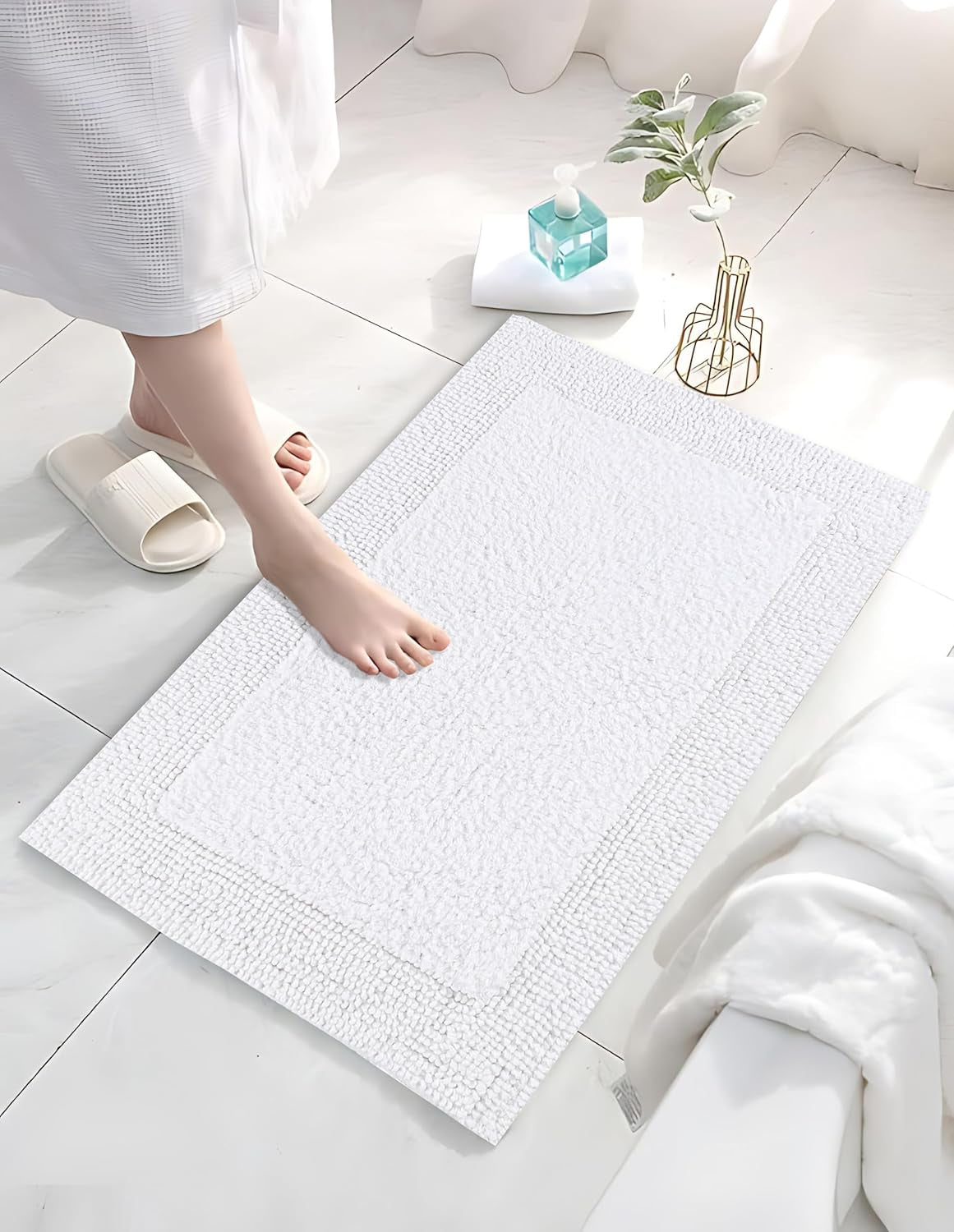 Reversible White Cotton Bath Mat Rug â€“ 17X24, Water Absorbent, Machine Washable Bathroom Rug Mat for outside Bathtub